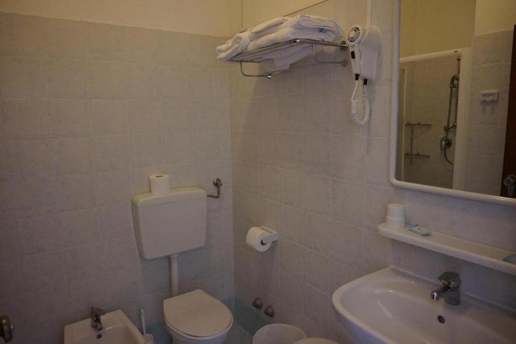 Hotel Ines Чезенатико Экстерьер фото