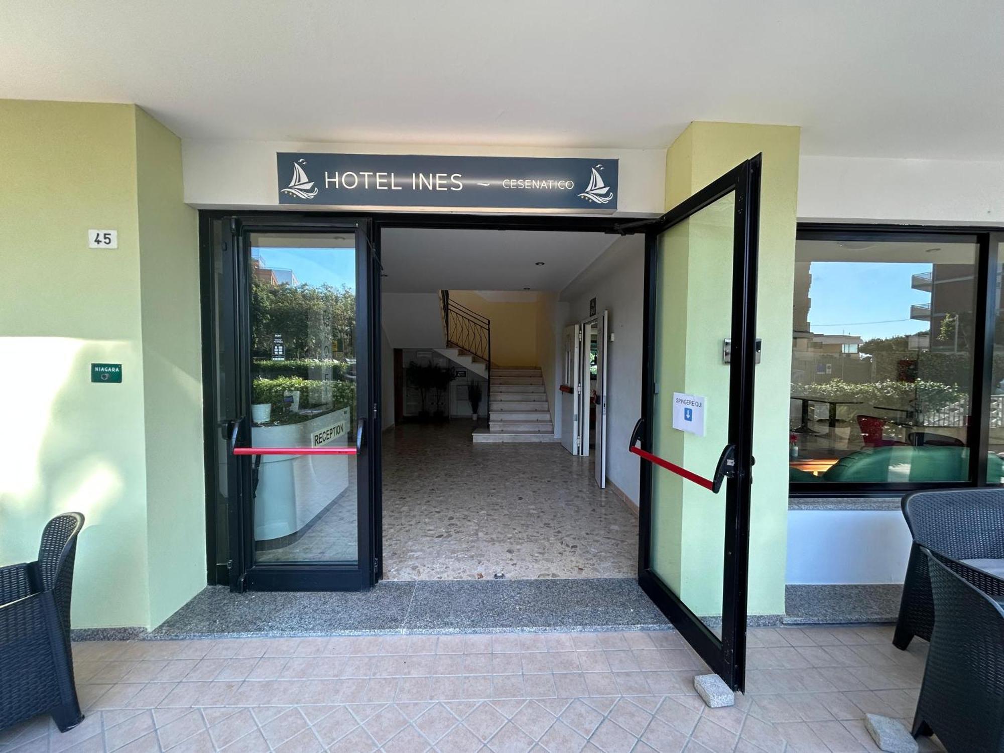 Hotel Ines Чезенатико Экстерьер фото