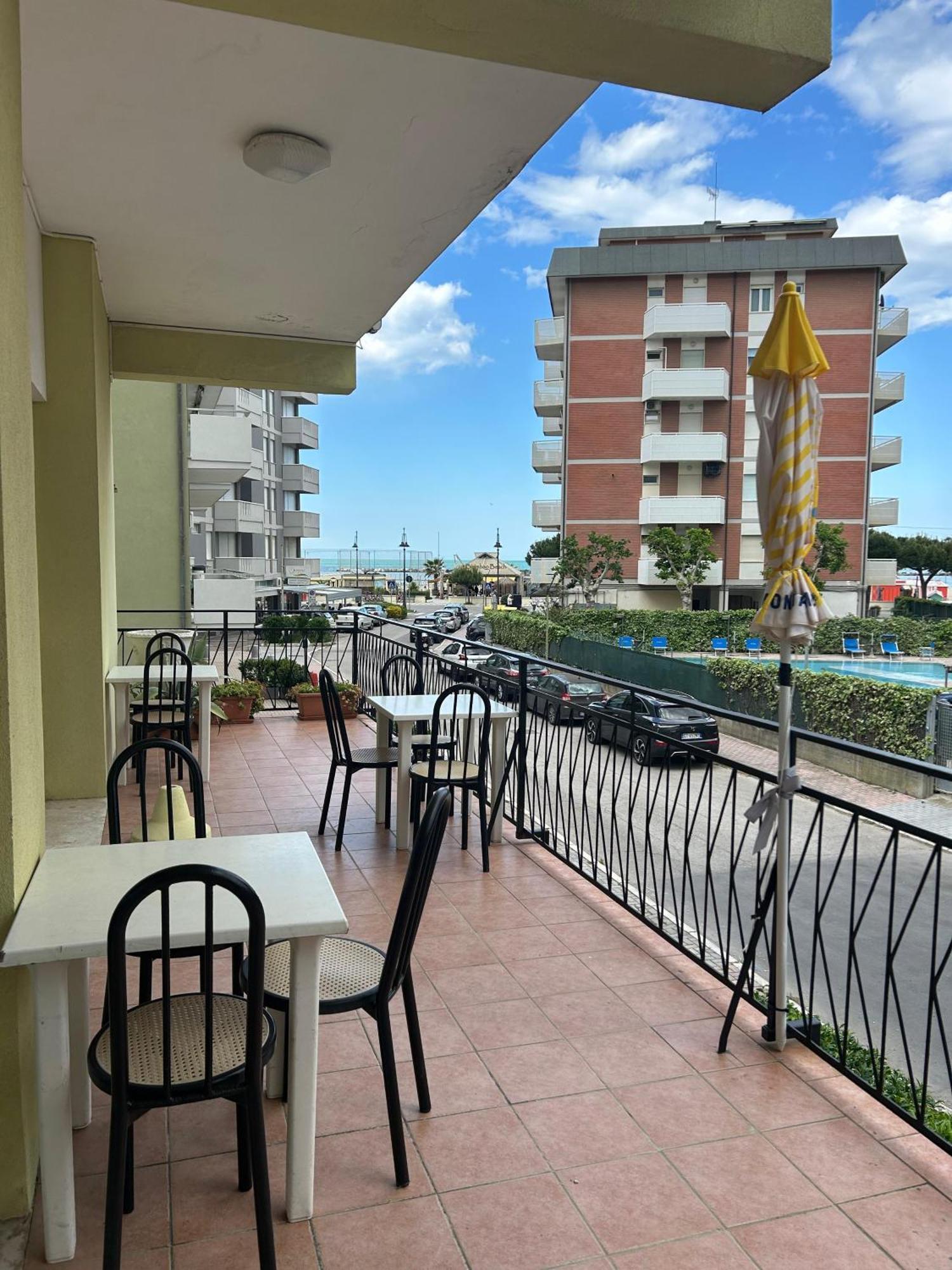 Hotel Ines Чезенатико Экстерьер фото