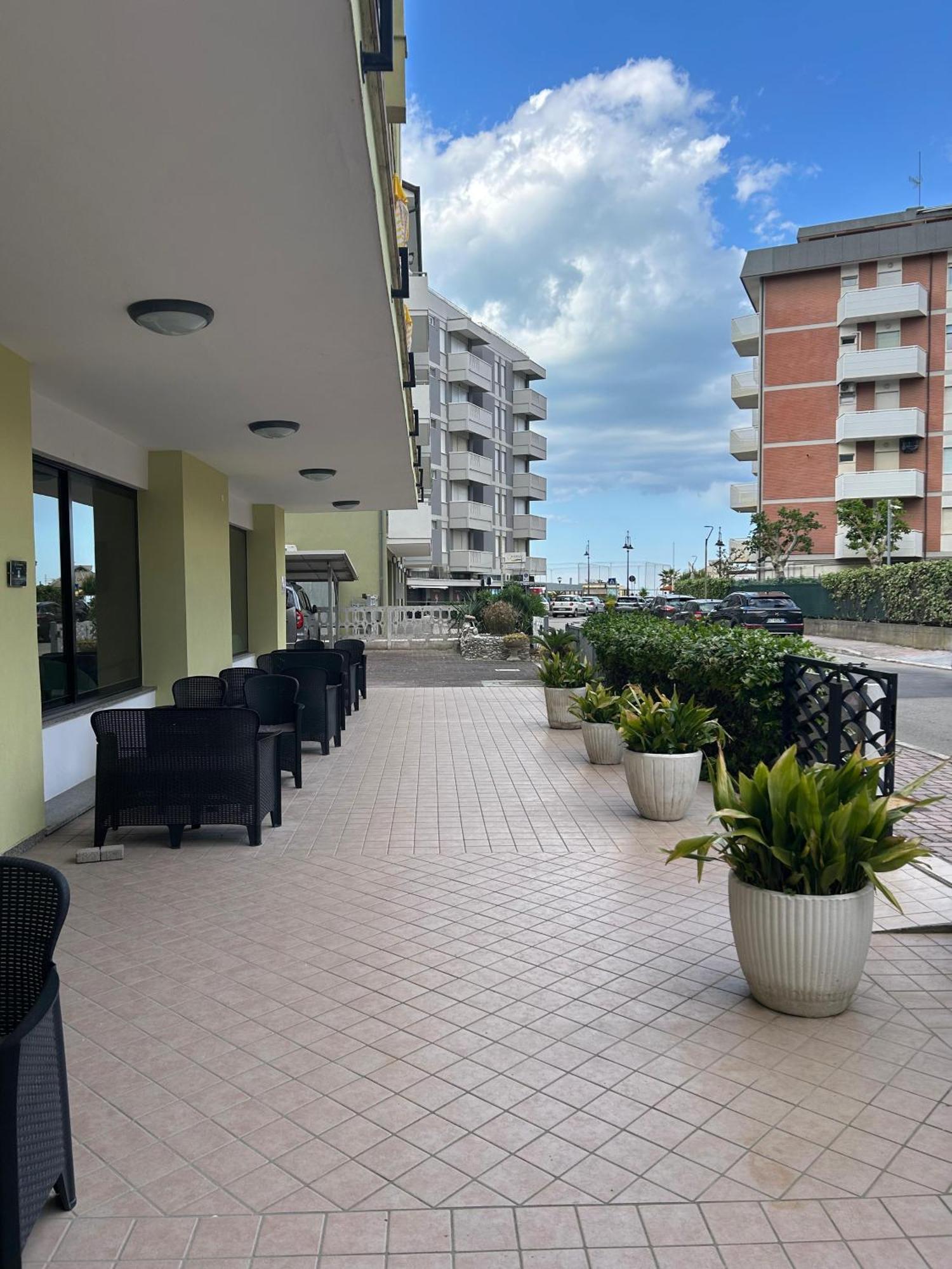 Hotel Ines Чезенатико Экстерьер фото