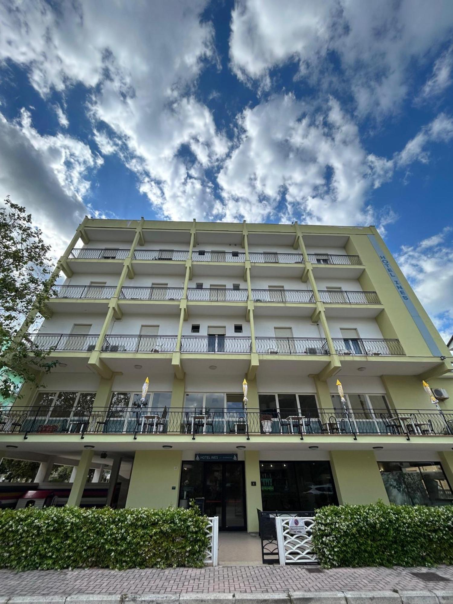 Hotel Ines Чезенатико Экстерьер фото