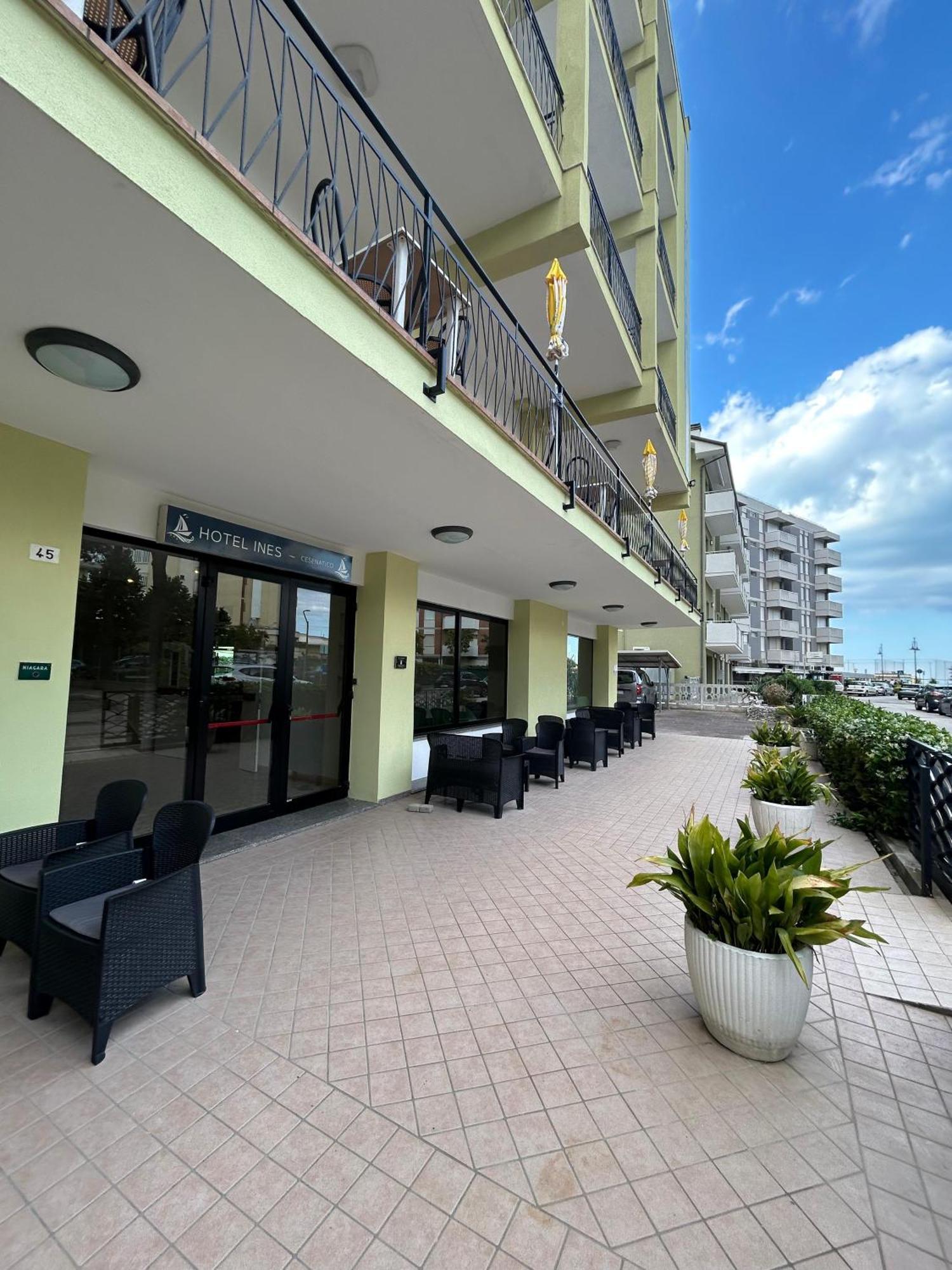 Hotel Ines Чезенатико Экстерьер фото